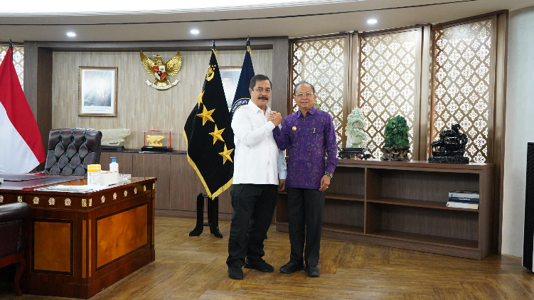 Dapat Dukungan: Gubernur Koster bertemu dengan Menteri Imigrasi dan Pemasyarakatan Agus Adrianto di Jakarta. Gubernur Koster berharap dukungan Imigrasi terkait PWA dan Menteri Agus siap mendukung.