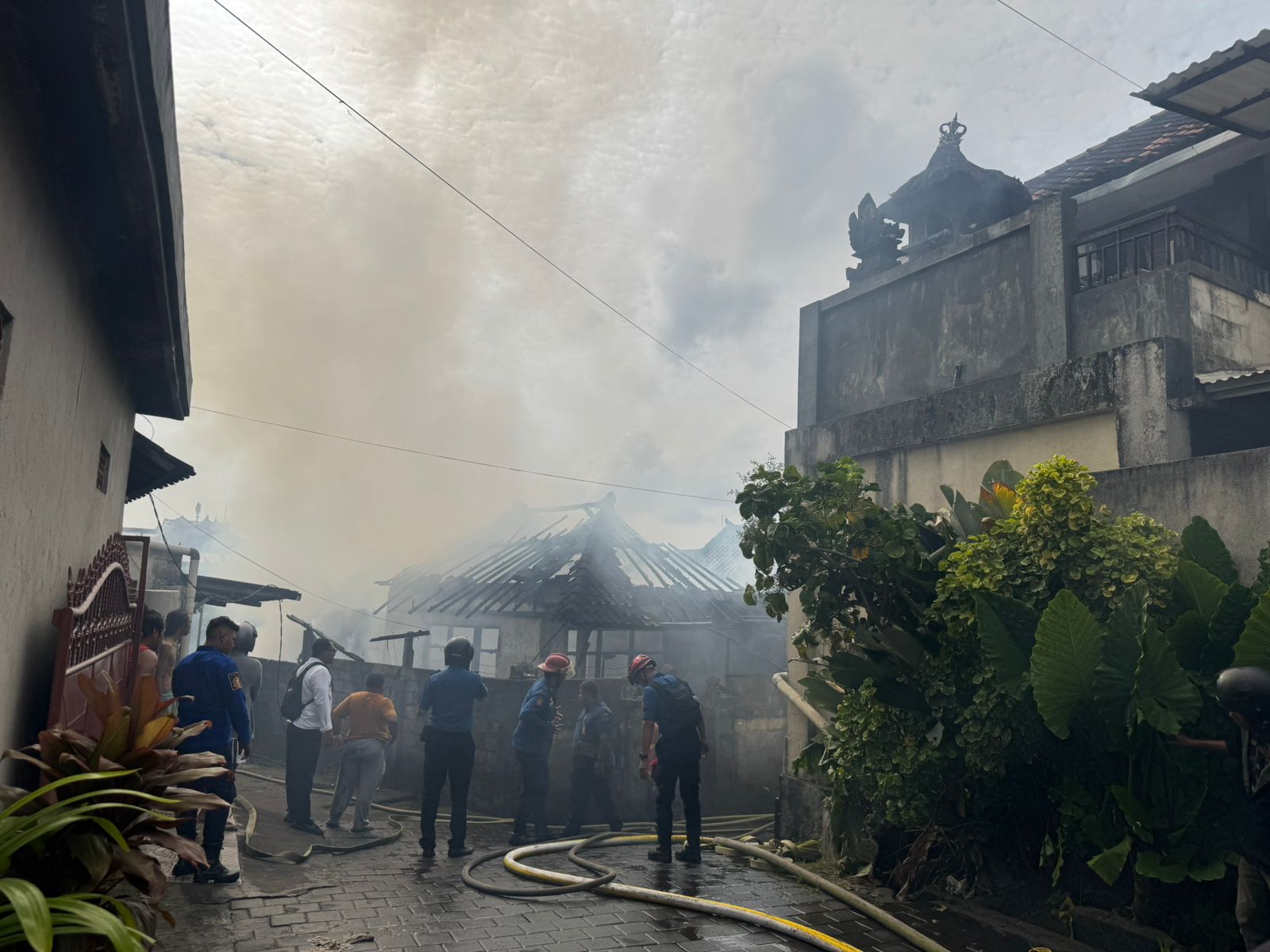Petugas berusaha memadamkan kebakaran di rumah, Jalan Gunung Andakasa. (Bali Express/Istimewa)