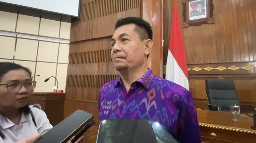 DESAK: Ketua DPRD Bali, Dewa Made Mahayadnya (Dewa Jack) diwawancara usai menghadiri Rapat Paripurna DPRD Bali, Senin (29/9).