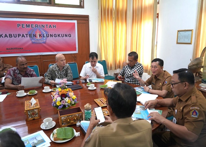 AUDIENSI : Bupati Klungkung, I Made Satria, menerima audiensi pihak China Railway di ruang rapat Kantor Bupati Klungkung, Senin (29/9/2025).
