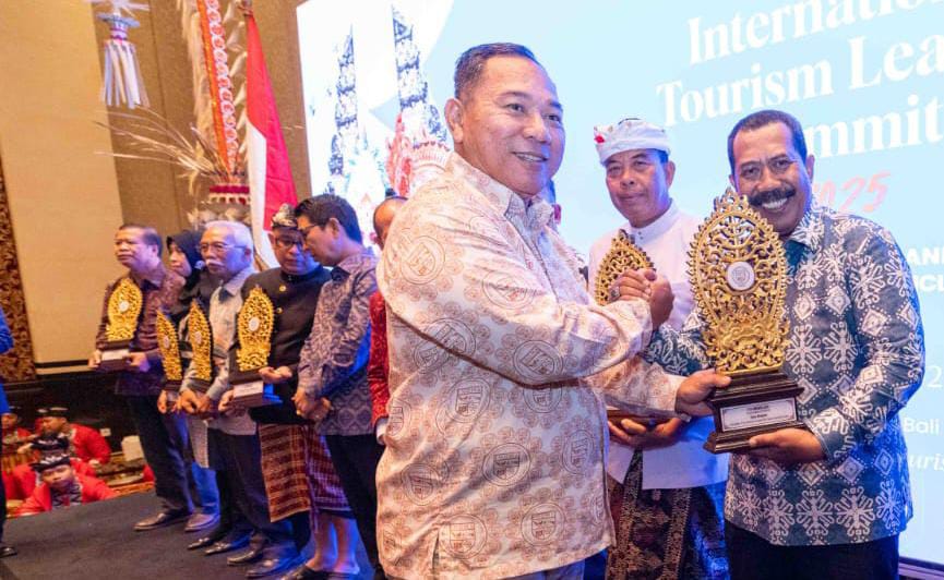 Djoko Moeljono menjadi jurnalis pertama di Bali yang meraih penghargaan