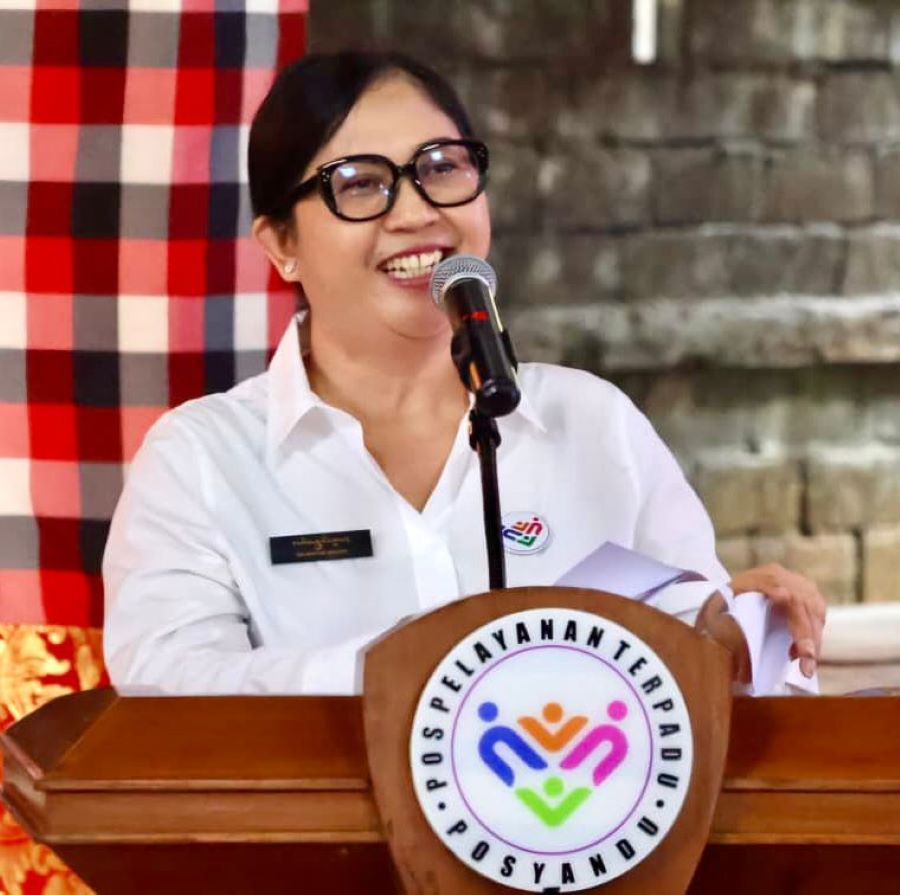 Ny. Rai Wahyuni Sanjaya saat rangkaian Aksi Sosial Membina dan Berbagi di Balai Serbaguna Desa Penebel, Tabanan, Senin (29/9/2025).