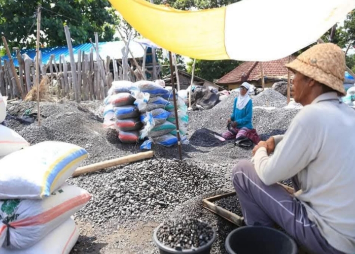 KUMUH : Aktivitas penambangan batu sikat di Pantai Watu Klotok, Kecamatan Klungkung, kembali menuai keluhan warga.