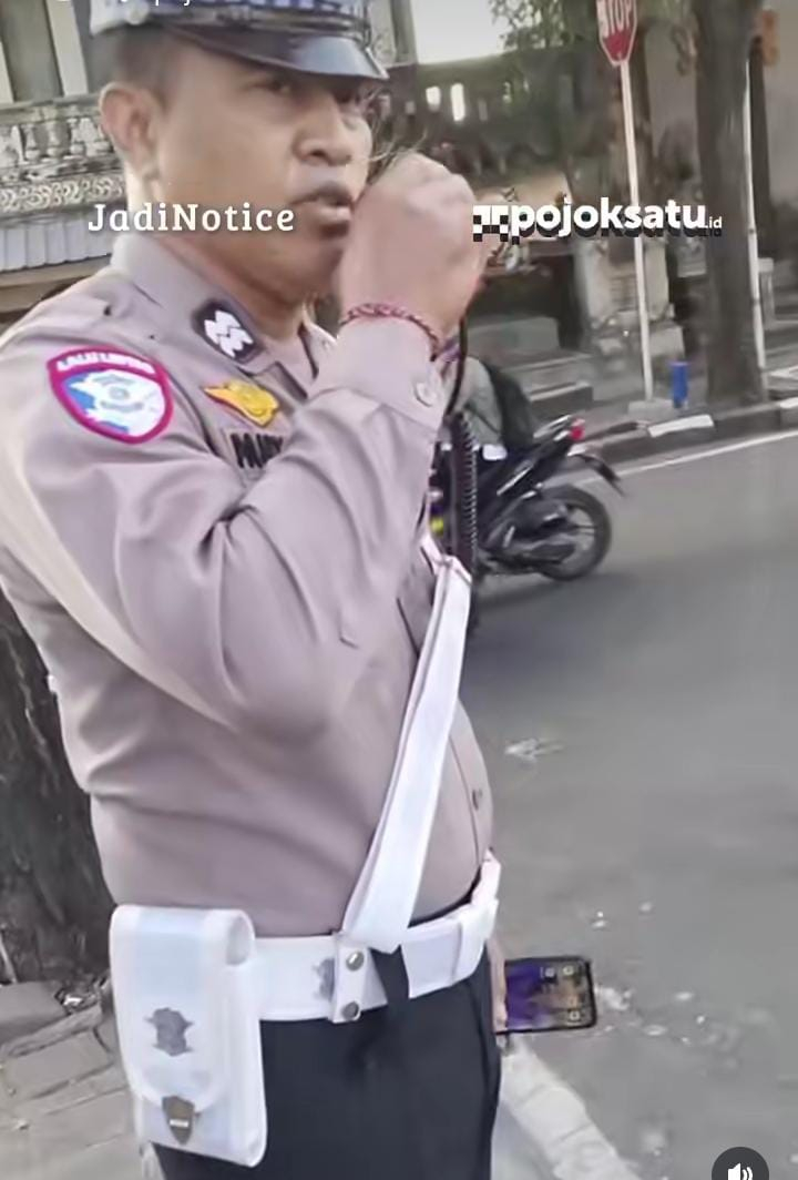 Seorang pemuda tak terima ditilang polisi