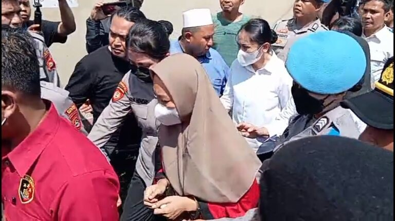 Rekonstruksi Kematian Brigadir Esco Dipadati Warga
