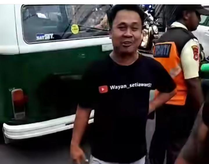 Aksi Wayan Setiawan protes di depan GWK