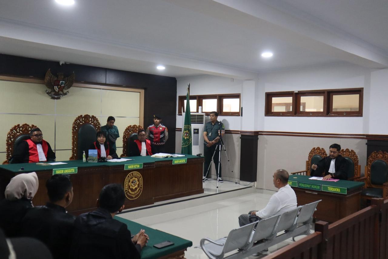 Mangku Luwes, terdakwa pembunuhan terhadap Komang Alam Sutawan menjalani sidang perdana di PN Bangli, Selasa (30/9/2025).