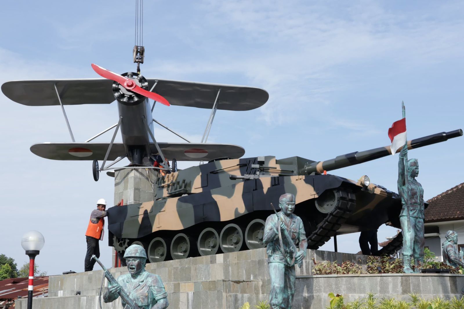 Kawasan Taman Perjuangan Singasana Kabupaten Tabanan kini semakin menarik dengan adanya replika pesawat udara dan tank tempur.