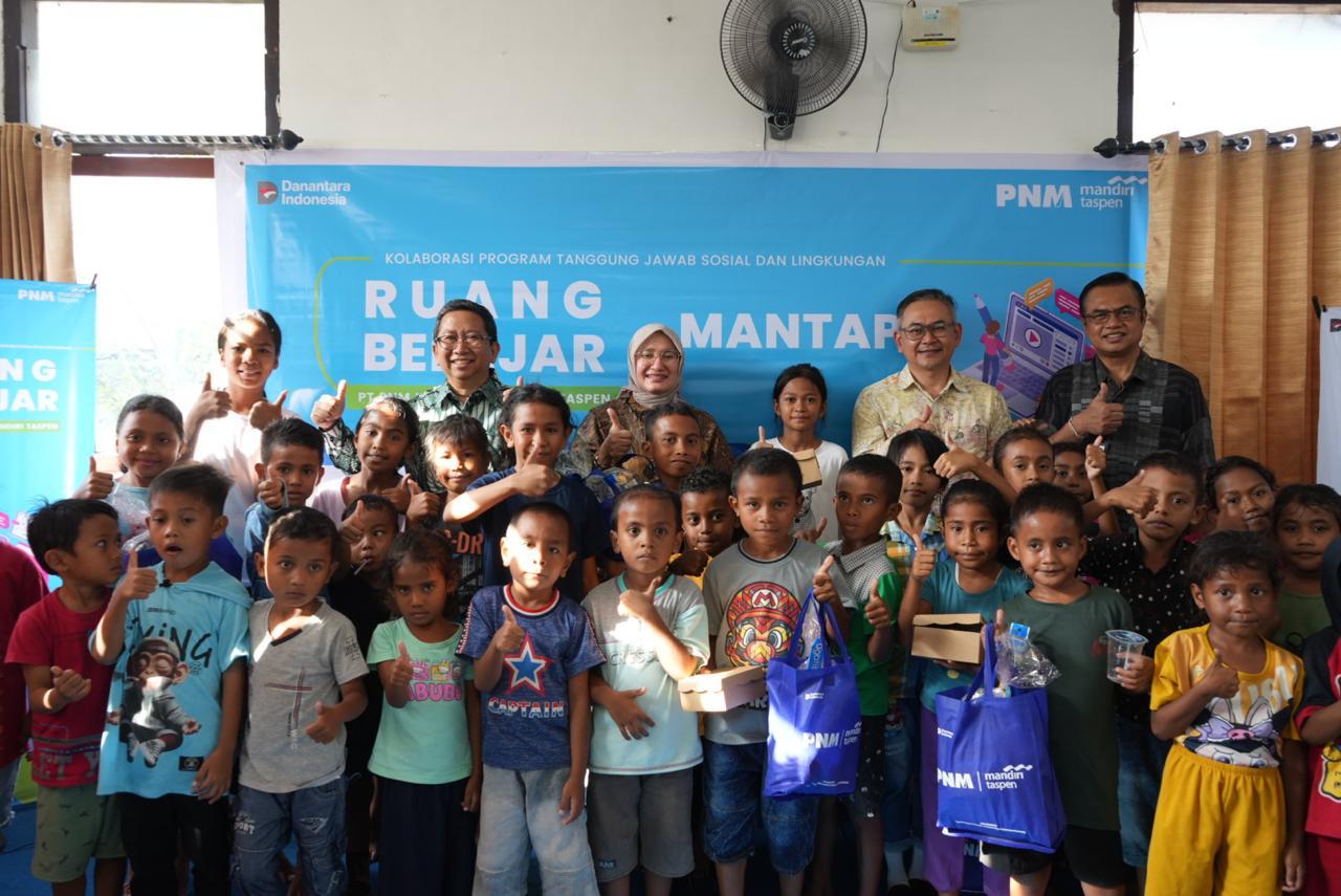 RUANG BELAJAR: Direktur IT & Digital Bank Mandiri Taspen Widi Nugroho, Direktur Complience & Control Resi Lora, Kepala Cabang PNM Denpasar, Leonardus Yosi Tyas Himawan dan Distribution Head VII Bank M