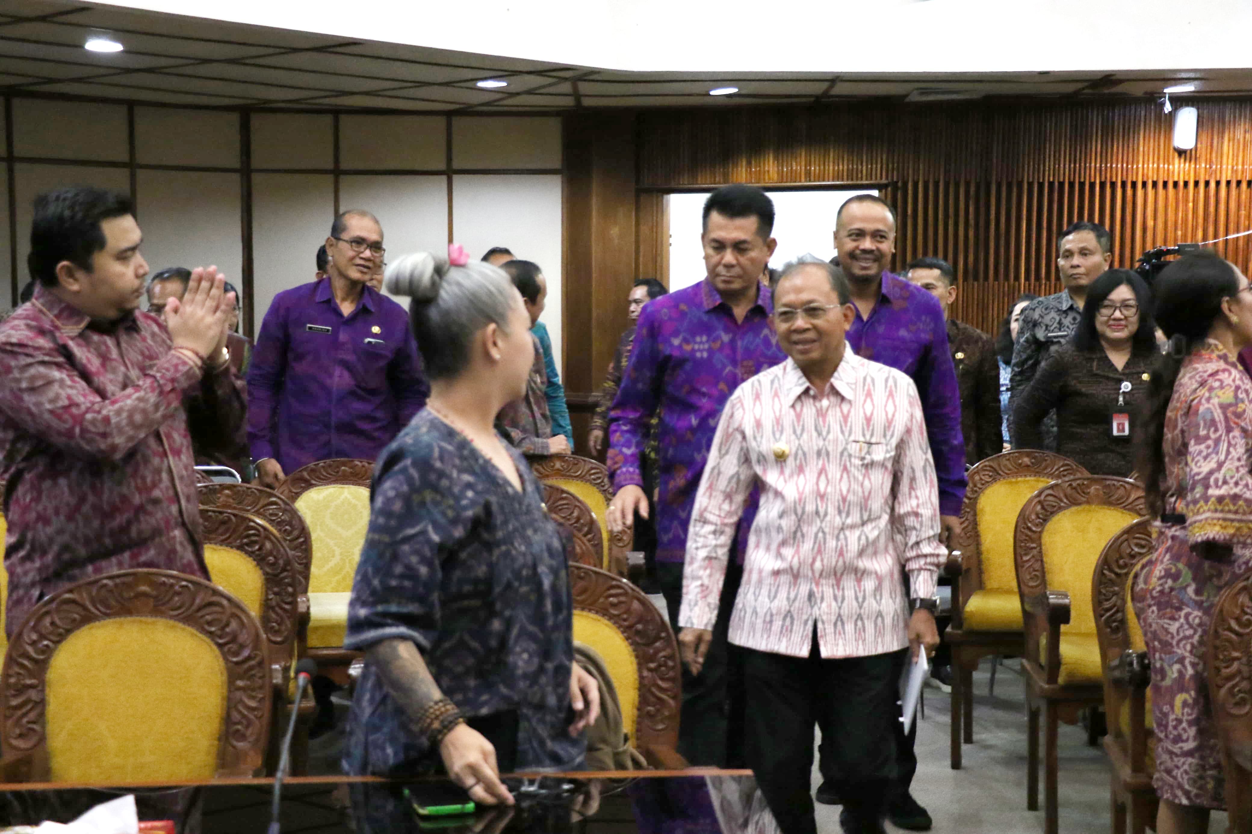 Rapat Paripurna ke-5 Masa Persidangan I Tahun Sidang 2025-2026 di Ruang Rapat Wiswa Sabha Utama, Kantor Gubernur Bali, Senin (29/9/2025).