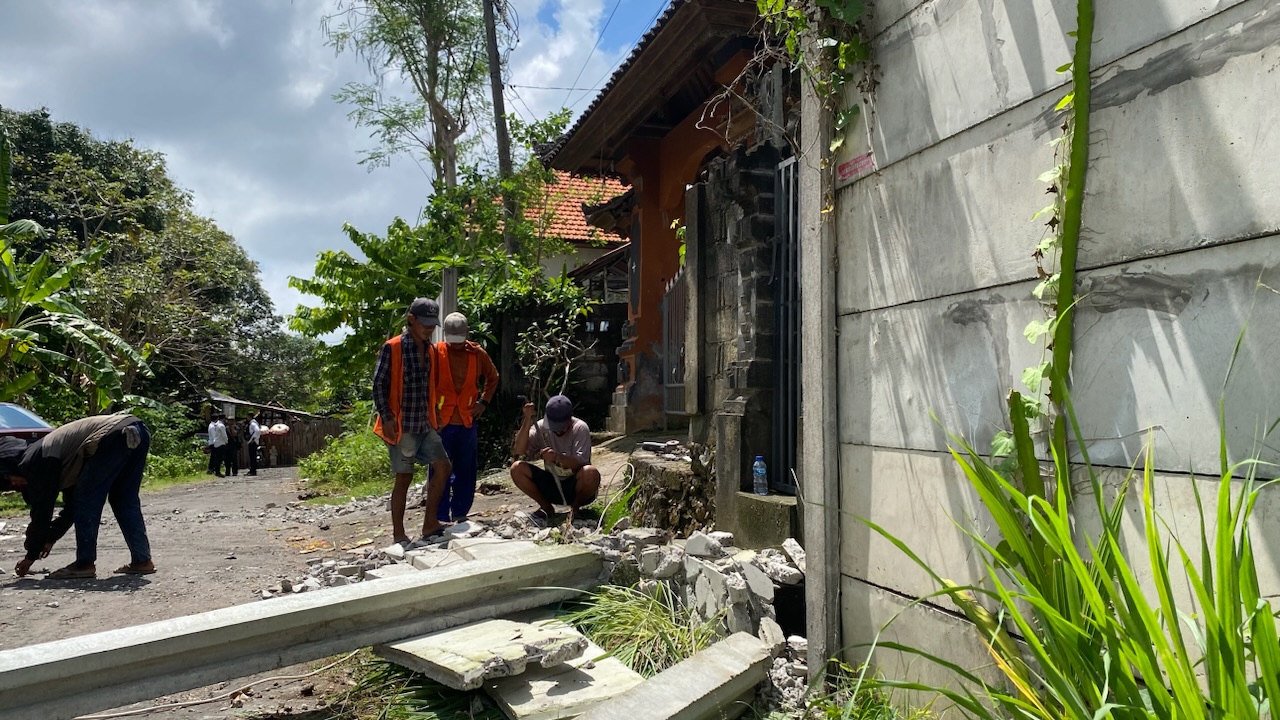 Proses pembongkaran tembok GWK yang menutup akses warga Banjar Giri Dharma, Desa Ungasan, Kuta Selatan, Rabu (1/10).