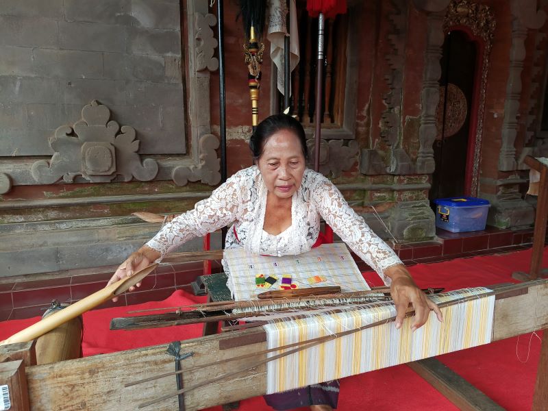 Tradisi menenun di Puri Blayu, Tabanan terancam punah karena kurangnya regenerasi.&nbsp;