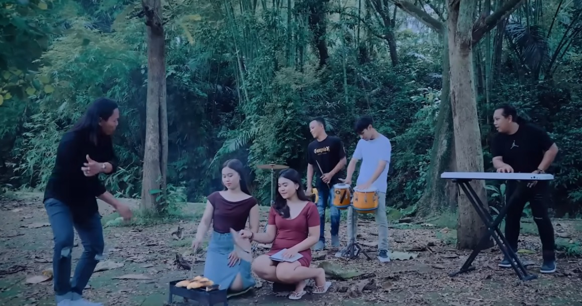 Lagu Jagung Bakar dari Yan Srikandi tengah mencuri perhatian