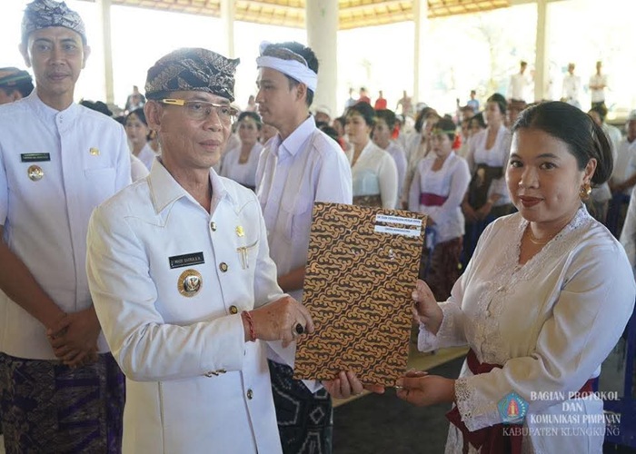 DILANTIK : Bupati Klungkung I Made Satria menyerahkan SK Pengangkatan Pegawai Pemerintah dengan Perjanjian Kerja (PPPK) Tahap II Formasi Tahun 2024 , Rabu (1/10/2025).
