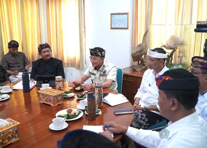 AUDIENSI : Bupati Klungkung, I Made Satria, saat menerima audiensi Kepala Badan Riset dan Inovasi Daerah (Brida) Provinsi Bali, Dr. Ketut Wica, S.Sos., M.H