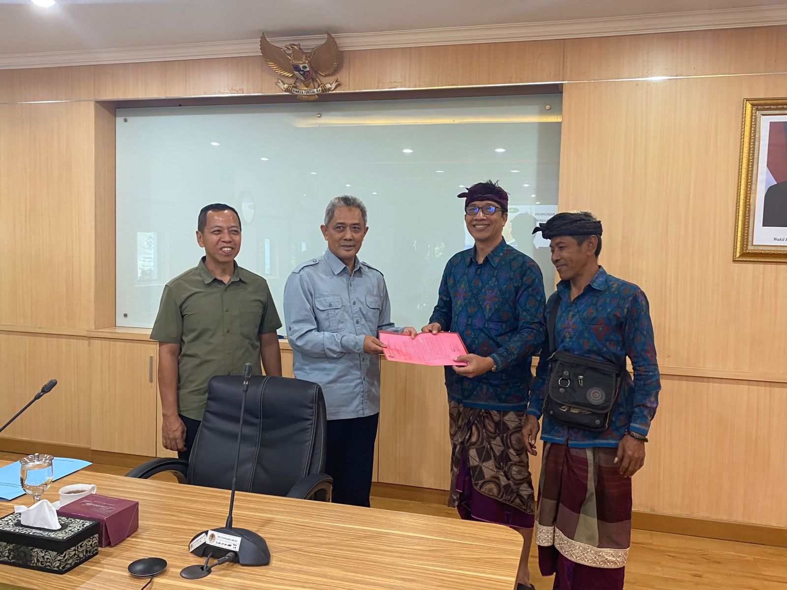 TOLAK: Penyerahan surat oleh Sekretaris Desa Adat Serangan/Jero Penyarikan, I Wayan Artana, bersama Prajuru Desa Adat, I Wayan Patut, diterima langsung oleh Deputi Bidang Tata Lingkungan dan Sumber