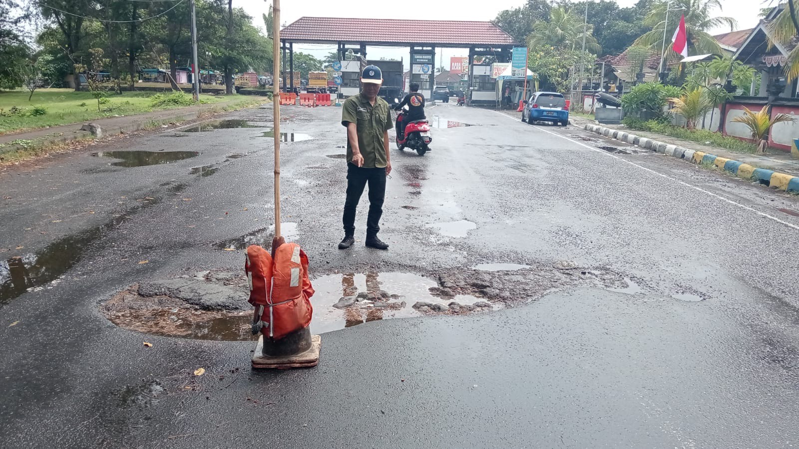 Lurah Gilimanuk Ida Bagus Tony Wirahadikusuma melakukan pengecekan jalan rusak disekitar pelabuhan Gilimanuk.