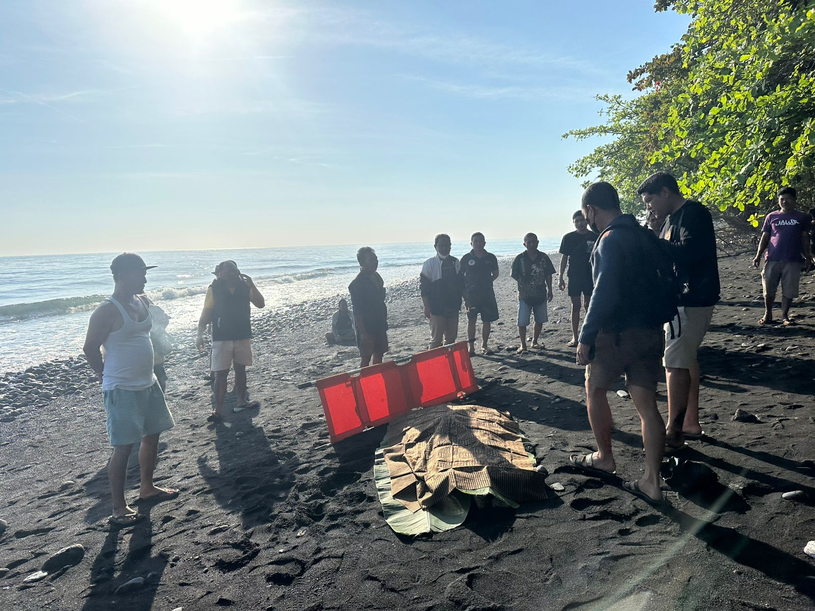 Penemuan mayat laki-laki di pinggir pantai Desa Tembok, Tejakula.
