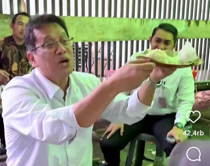 Momen Menkeu Purbaya Santap Ayam Sambal Hijau di Warung Kaki Lima