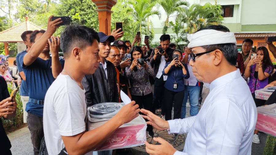 Penyerahan bantuan dilakukan oleh perwakilan manajemen Astra Motor Bali dan diterima langsung oleh Wakil Wali Kota Denpasar, I Kadek Agus Arya Wibawa.