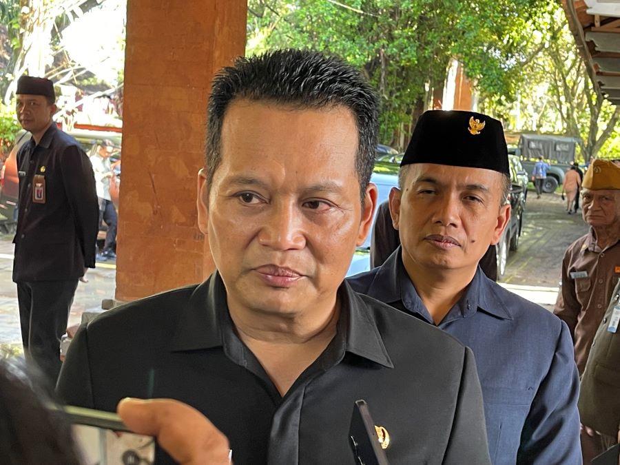 Bupati Jembrana I Made Kembang Hartawan didampingi Wakil Bupati Jembrana I Gede Ngurah Patriana Krisna saat ditemui usai apel di Lapangan Pecangakan Jembrana, Rabu (1/10/2025).
