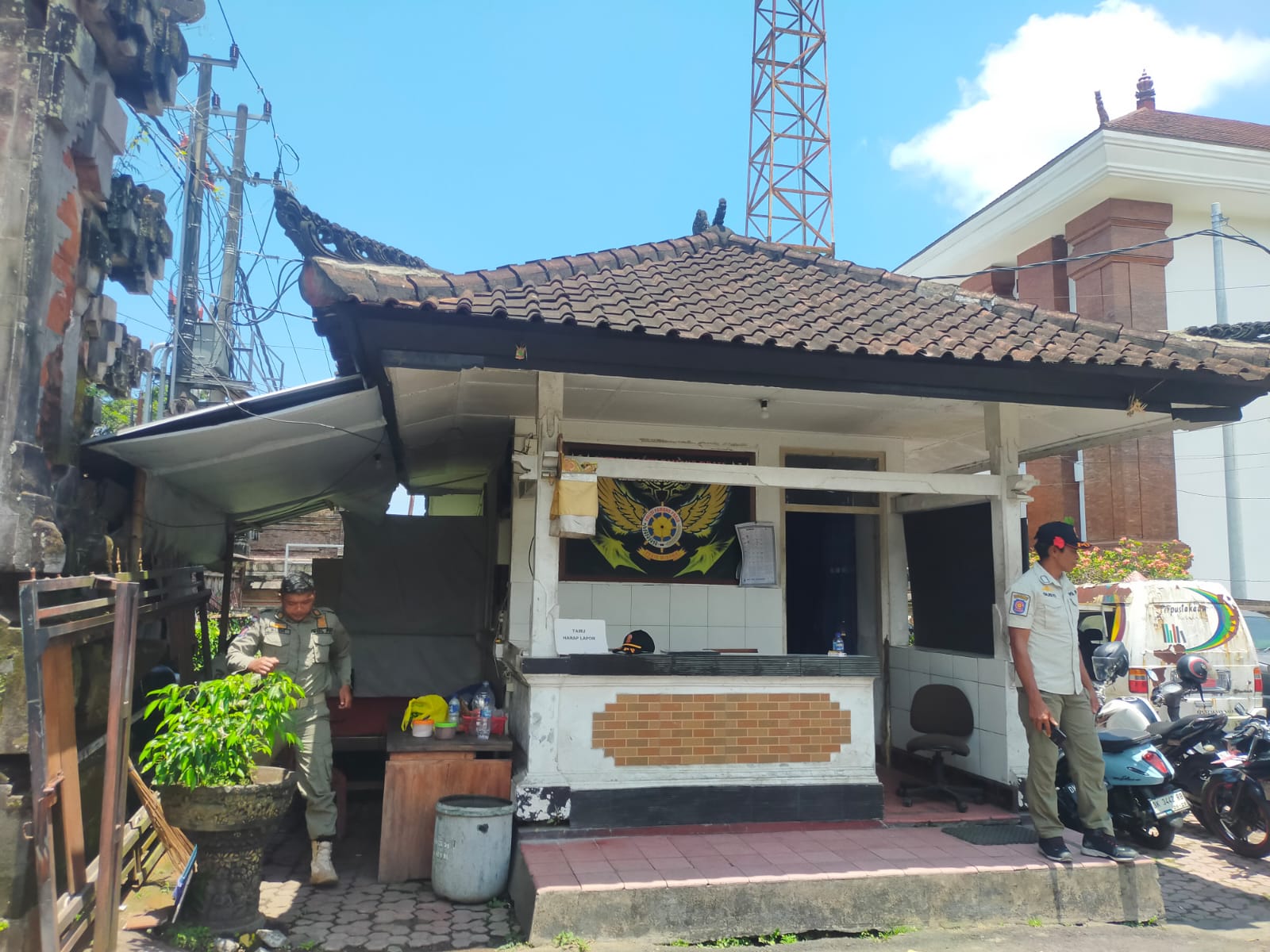 Pos Pol PP di pintu masuk Kantor Bupati Bangli berisi emperan.