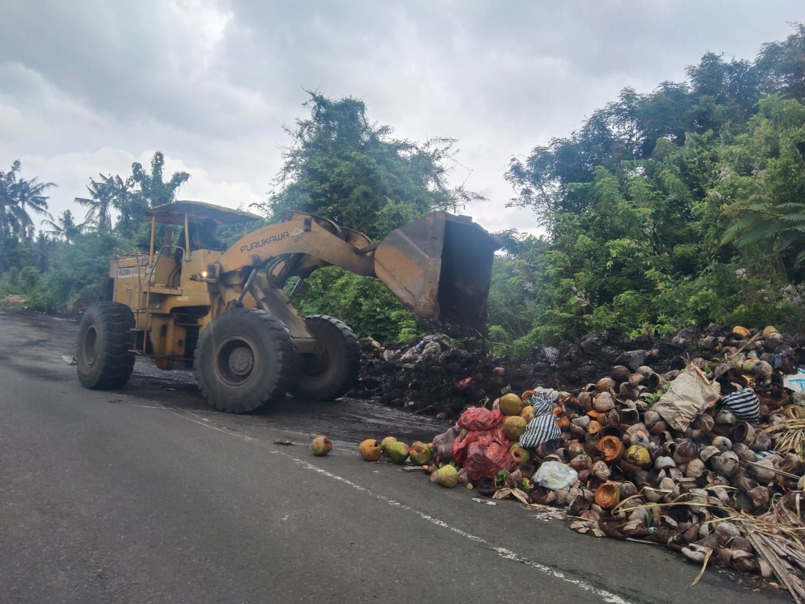Tumpukan sampah di jalur lama Denpasar&ndash;Gilimanuk di Banjar Dinas Bunut Puun, Desa Bantas, Kecamatan Selemadeg Timur, Kabupaten Tabanan, Bali.