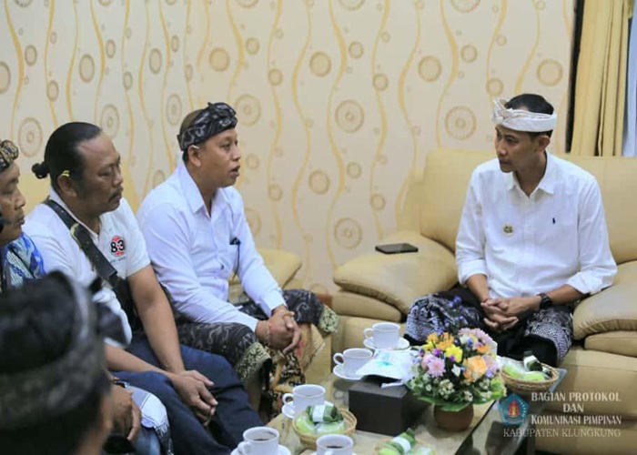 PEMAPARAN : Wakil Bupati Klungkung, Tjokorda Gde Surya Putra, menerima audiensi Perbekel Desa Gelgel, I Wayan Sudiantara, beserta jajaran perangkat desa di ruang kerjanya, Kamis (2/10/2025).