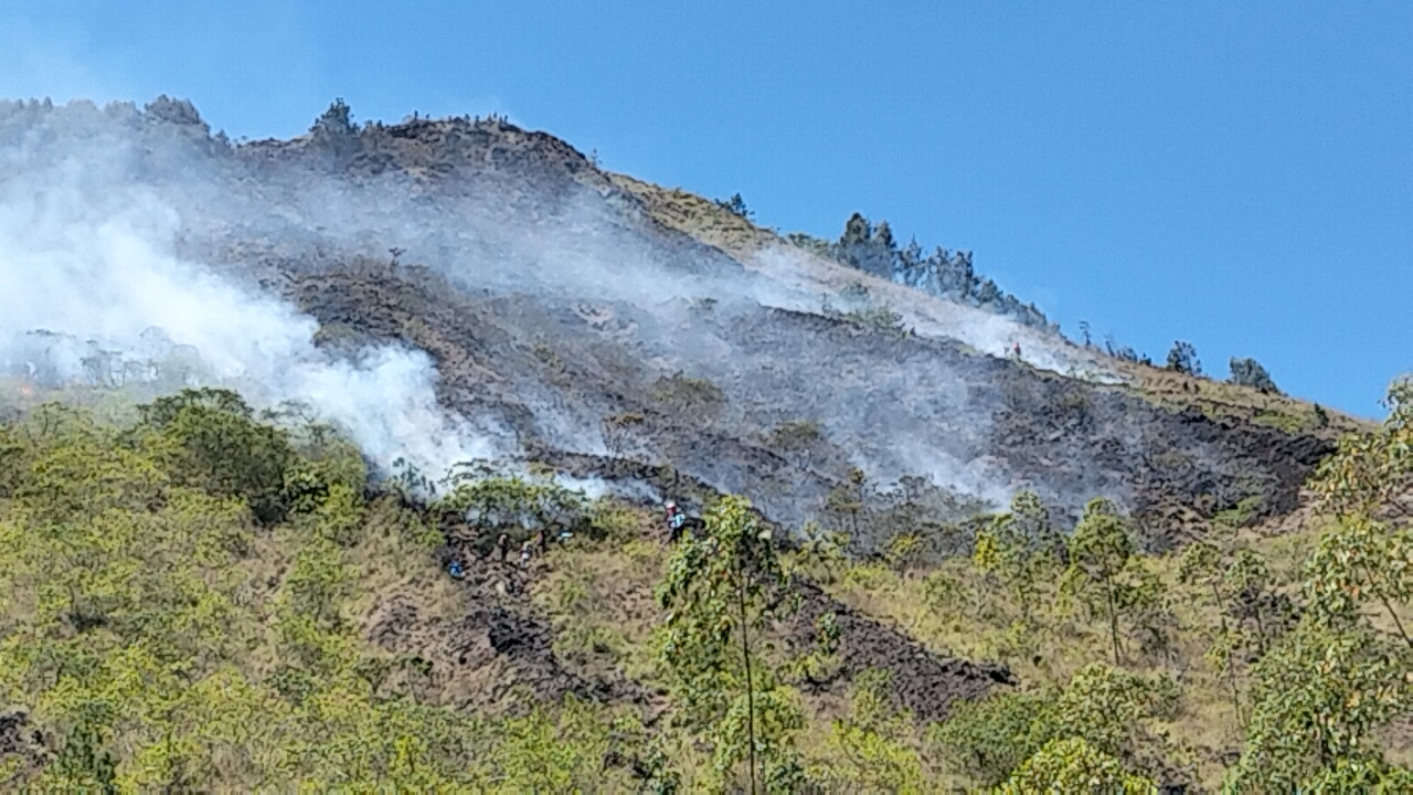 Kebakaran melanda lereng Gunung Batur, Kintamani, Kamis (2/10/2025).