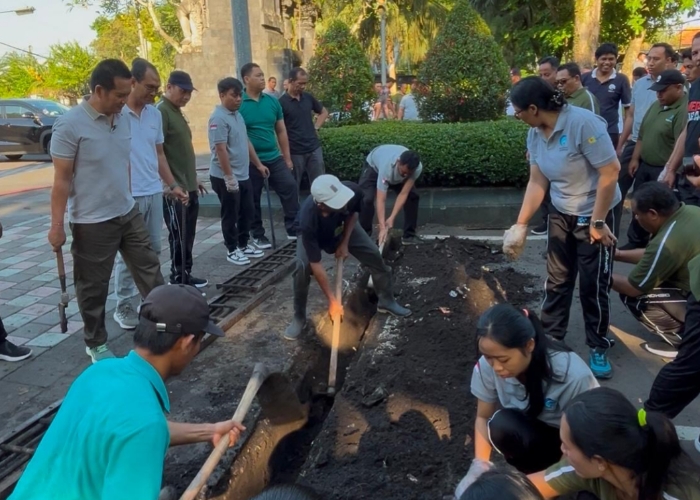 PEMBERSIHAN : Kegiatan gotong royong pembersihan drainase di kawasan Jalan Surapati, Jumat (3/10).