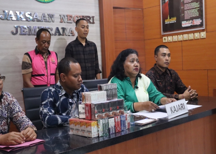 DILIMPAHKAN : Kepala Kejari Jembrana Salomina Meyke Saliama saat menerima pelimpahan tersangka dari Bea Cukai Denpasar, Jumat (3/10)