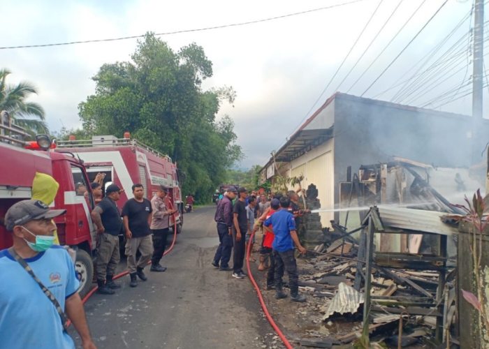Warung sembako terbakar di Penebel terbakar kerugian capai Rp 70 juta.