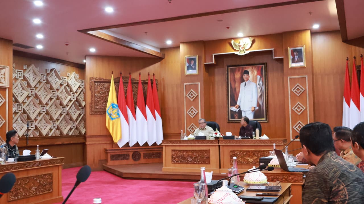 KUNJUNGAN: Gubernur Bali Wayan Koster menerima kunjungan kerja Wakil Menteri Perumahan dan Kawasan Permukiman RI Fahri Hamzah di Gedung Kertha Sabha, Jayasabha, Denpasar, Jumat (3/10)