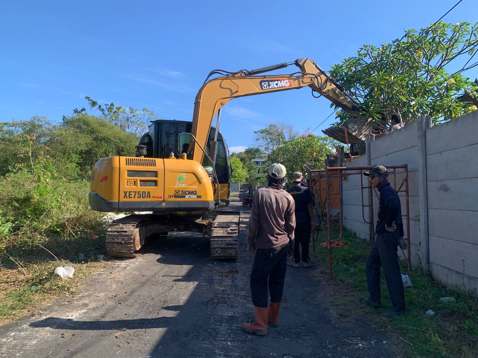 Proses pembongkaran tembok GWK di Jalan Magada, Banjar Giri Dharma, Desa Ungasan, Kuta Selatan, Kamis (2/10).