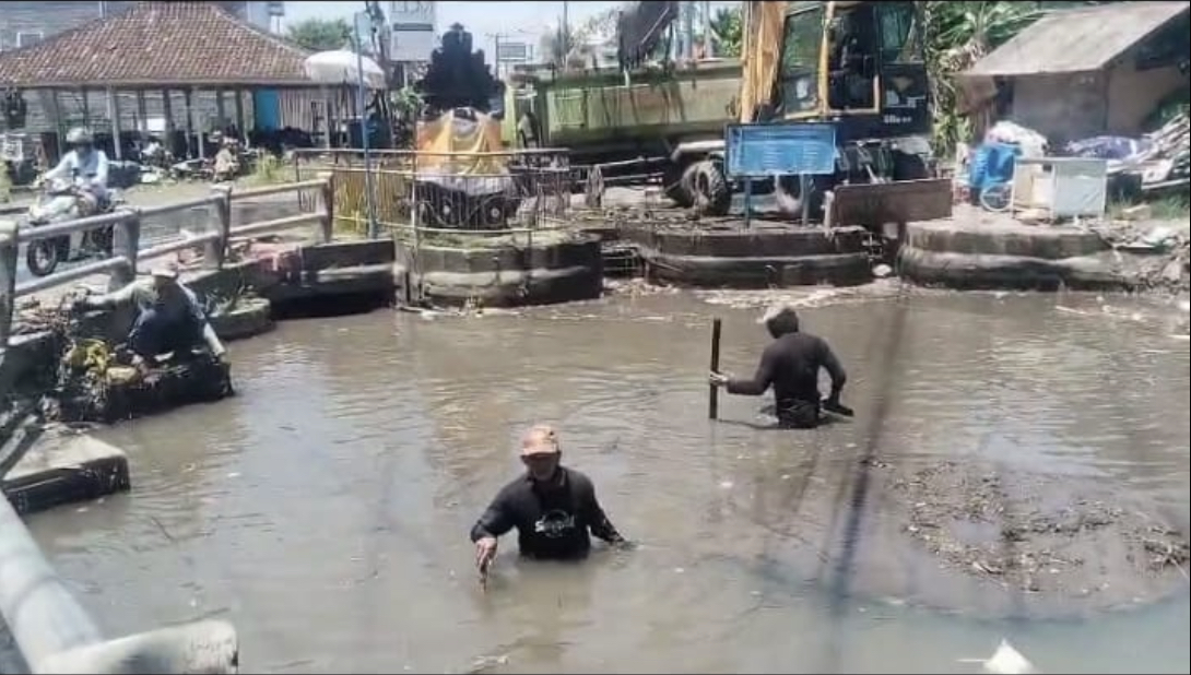 Proses pembersihan Dam Kesambi di Kelurahan Kerobokan, Kecamatan Kuta Utara, Jumat (3/10).