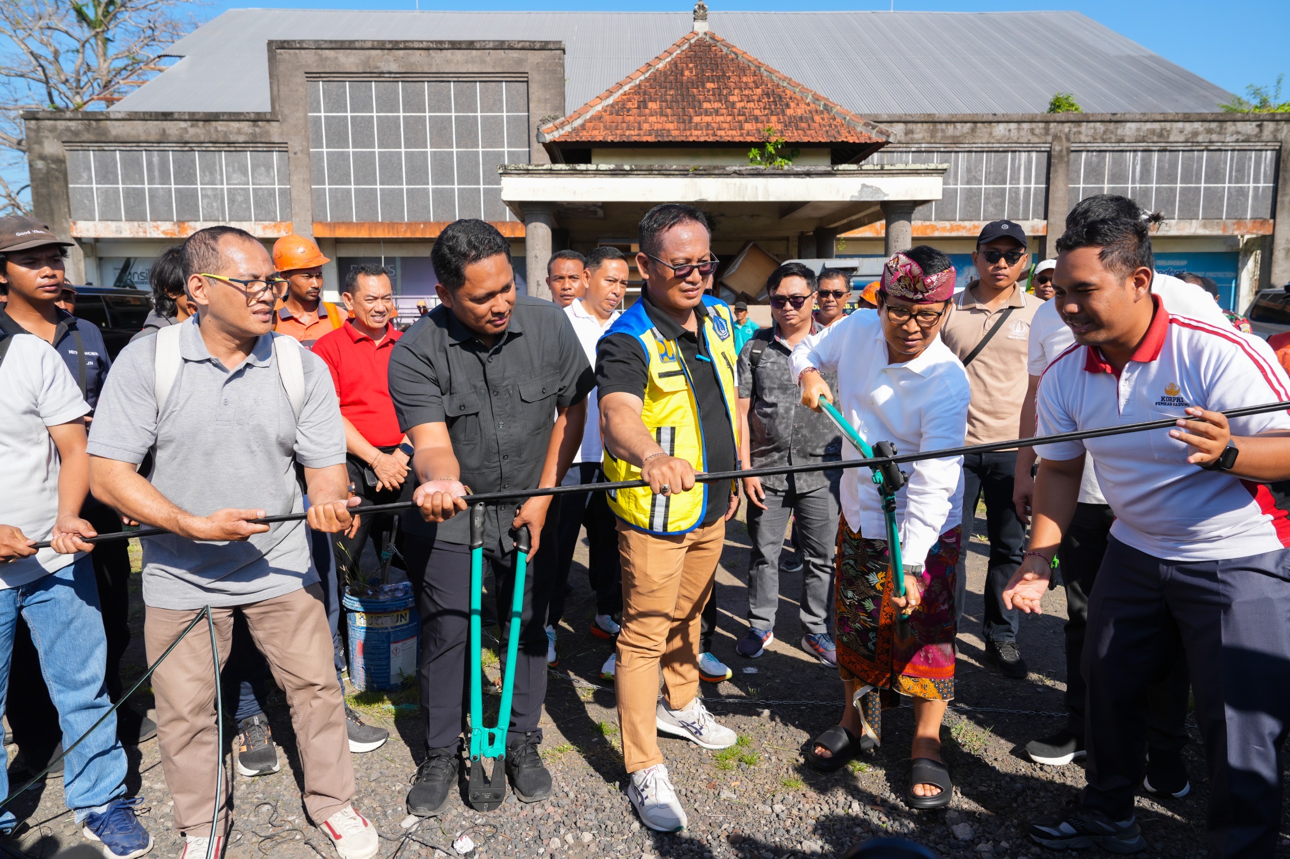 Bupati Badung, I Wayan Adi Arnawa saat memotong kabel provider di Jalan Raya Sading, Kelurahan Sading, Kecamatan Mengwi, Jumat (3/10).