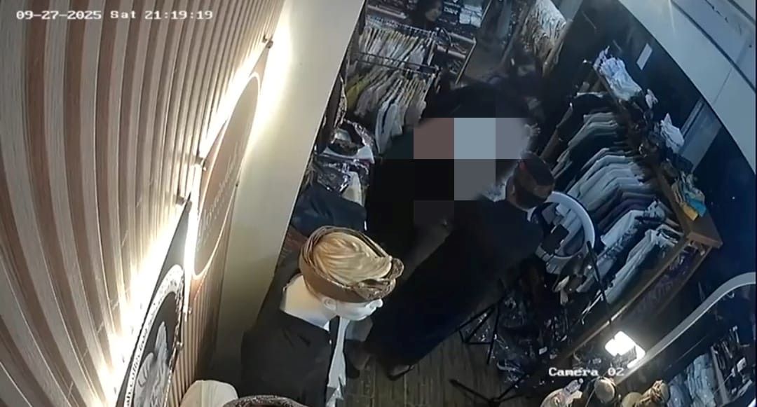 Tangkapan layar rekaman CCTV oknum kaling di Jembrana melakukan dugaan penganiayaan terhadap pelajar SMP.&nbsp;