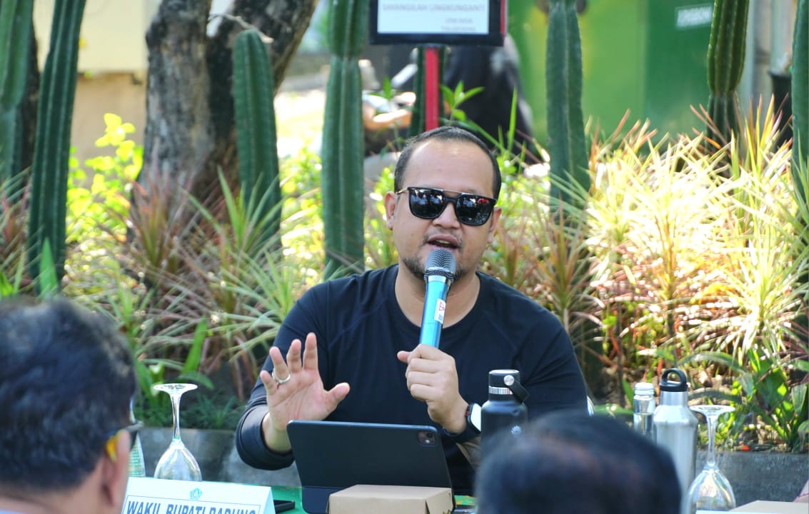 Wabup Bagus Alit Sucipta saat memberikan pengarahan serangkaian validasi dan simulasi penerbitan NPWPD dan NOPD di Desa Tibubeneng, Kecamatan Kuta Utara, Jumat (3/10).