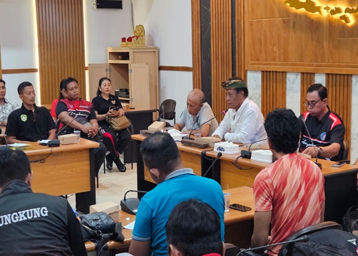 EVALUASI : Anak Agung Gde Anom saat memimpin rapat evaluasi di Gedung Sabha Mandala DPRD Klungkung, Jumat (3/10/2025).