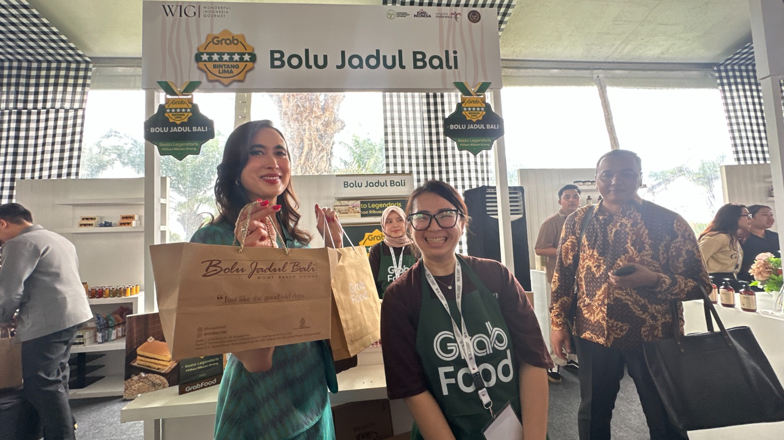 Menteri Pariwisata Republik Indonesia Widiyanti Putri Wardhana (kiri) mengunjungi Bolu Jadul Bali dalam gelaran Artisan Food Market, yang menjadi rangkaian acara Wonderful Indonesia Gourmet: Festival
