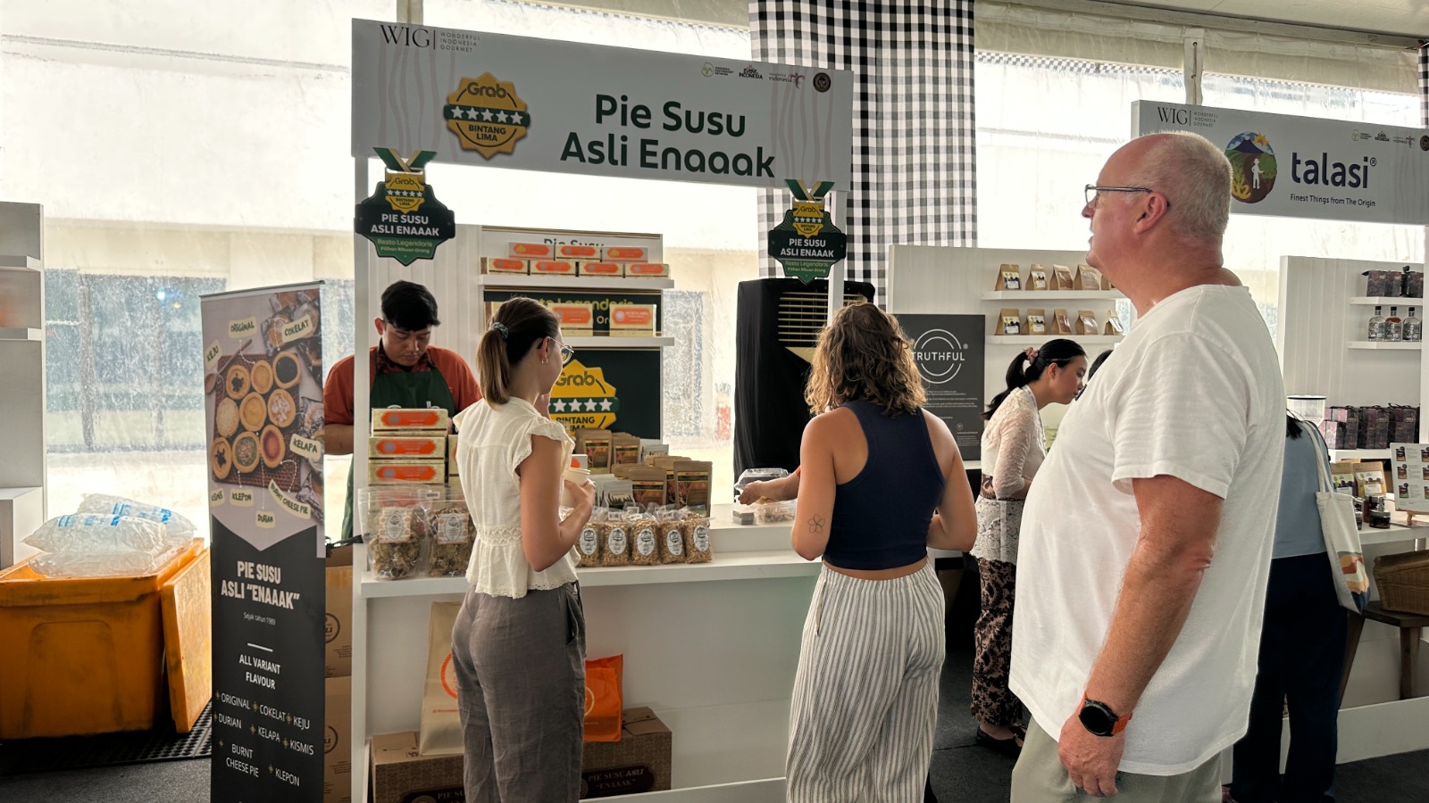 Pengunjung dari mancanegara mengunjungi Pie Susu Asli Enaaak di acara Artisan Food Market, Denpasar.