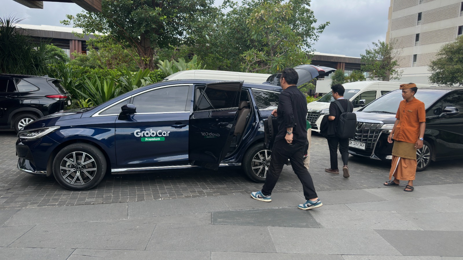 Tamu undangan dan VIP dalam gelaran Wonderful Indonesia Gourmet: Festival of Gastronomy di Jakarta dan Bali menggunakan armada GrabCar Plus, GrabCar Premium (foto atas), dan GrabExecutive (foto bawah)