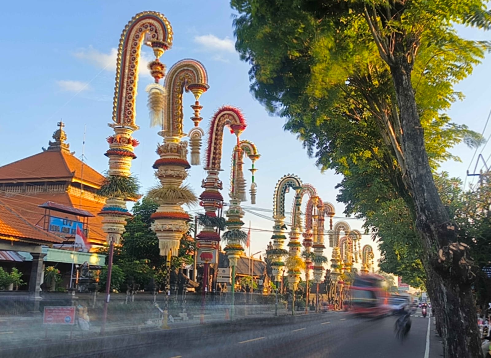 Belasan penjor berukuran besar berjajar di jalan raya depan Pura Desa Adat Kapal, Kecamatan Mengwi, Kabupaten Badung, Bali, Kamis (2/10/2025).
