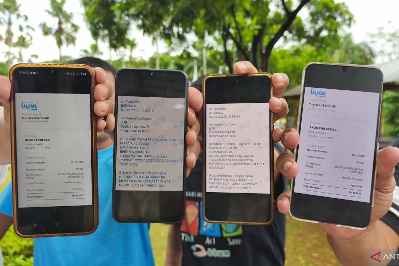 Bukti transfer sejumlah warga ke rekening kas umum daerah Kabupaten Bekasi, Jawa Barat.