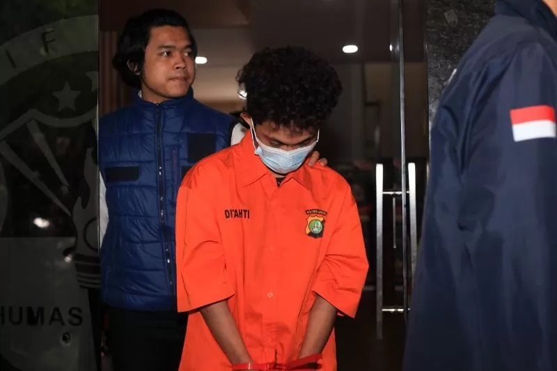 Sosok pemuda diduga hacker Bjorka ditangkap polisi