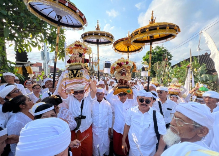 Mepeed dan penyambutan (nyanggra) Ida Sesuhunan dari Pura Uluwatu serta Pura Desa lan Puseh Desa Adat Pemogan pada Minggu (5/10/2025).