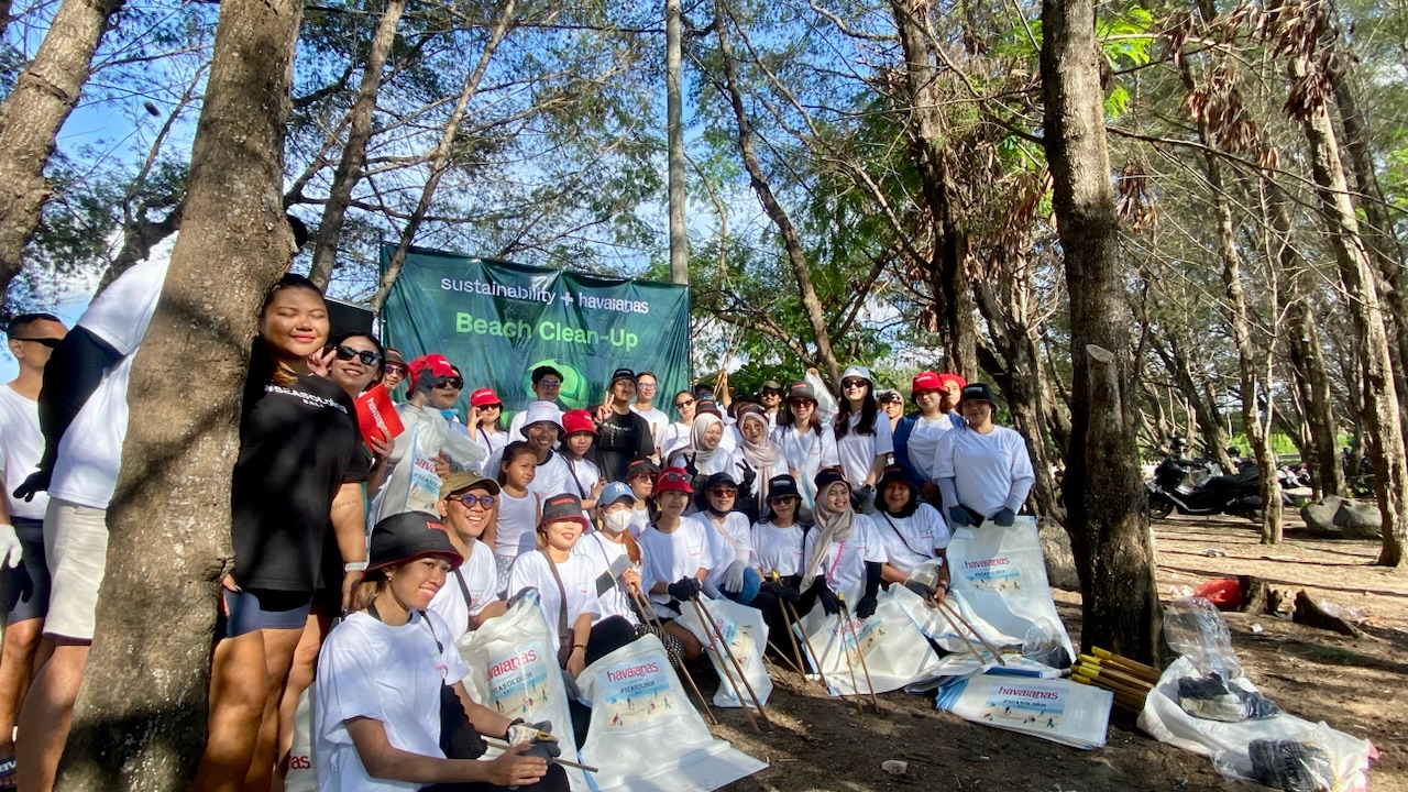 Havaianas bersama Sea Soldier dan relawan lainnya saat menggelar beach clean up di Pantai Mertasari, Sanur, Denpasar, Sabtu (4/10).
