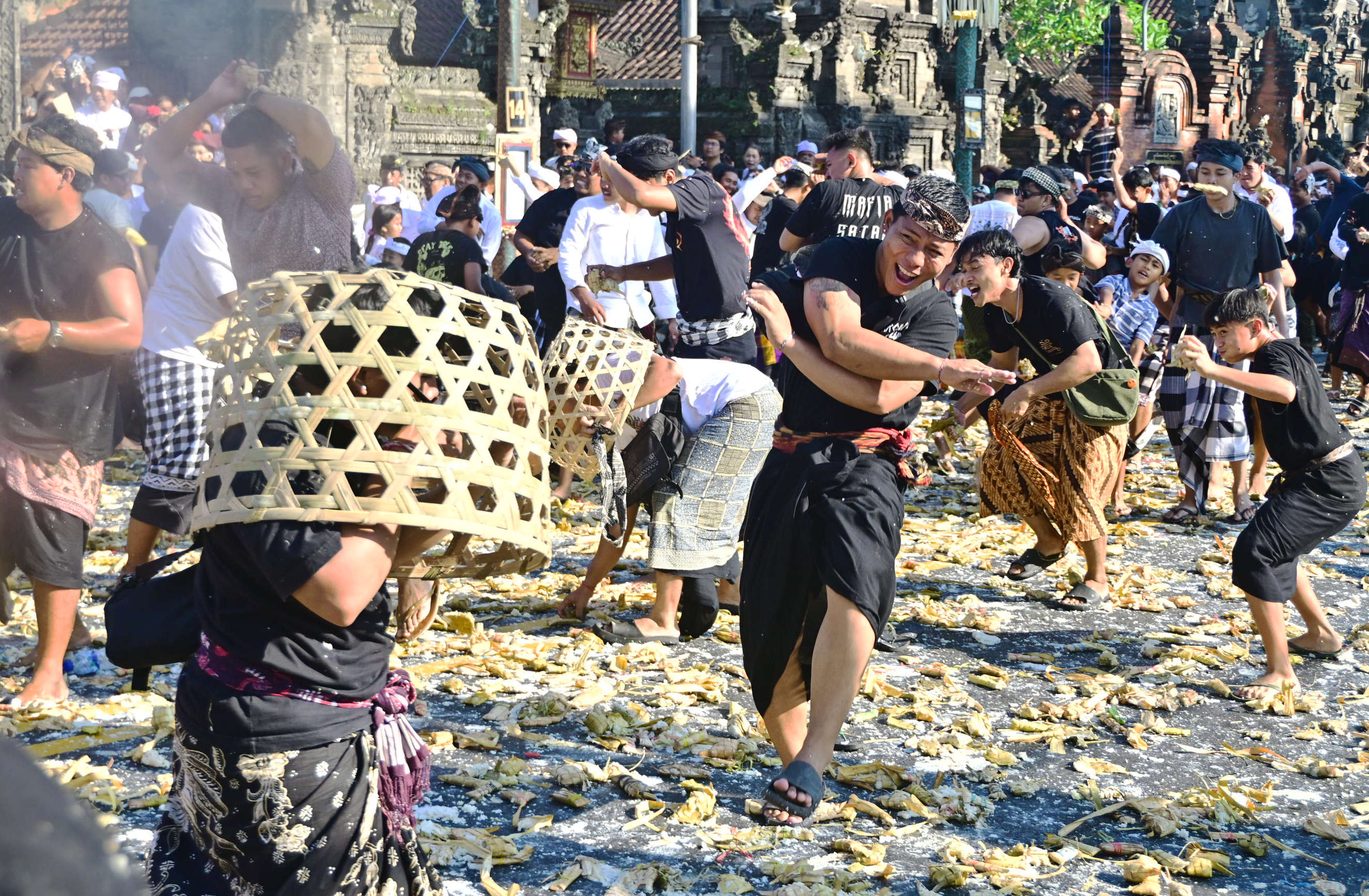 Pelaksanaan tradisi Aci Tabuh Rah Pengangon di depan Pura Desa Lan Puseh, Desa Adat Kapal, Mengwi, Senin (6/10).
