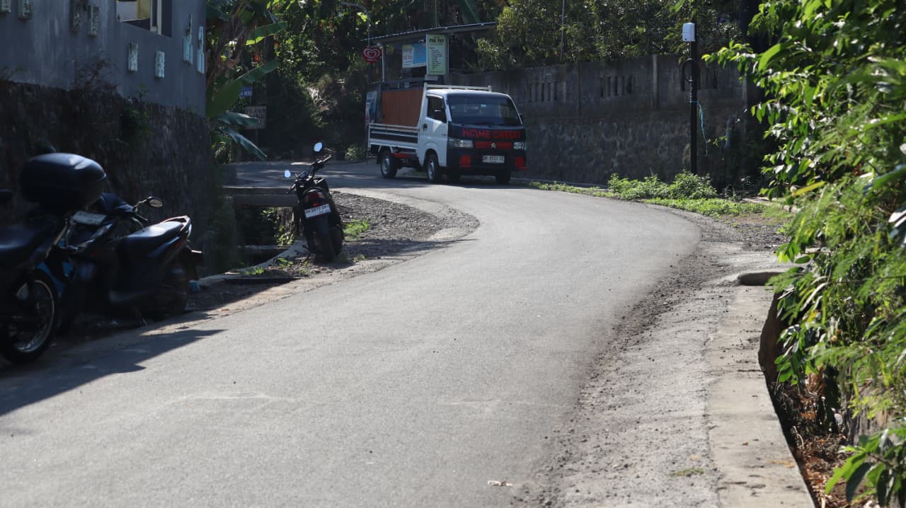 Jalan Pulau Tiomor di Desa Padangkeling sudah dihotmix.