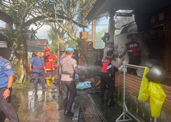 HANGUS : Kebakaran menimpa sebuah bengkel sepeda motor di Lingkungan Banjar Pegending, Kelurahan Semarapura Kauh, Kecamatan Klungkung, Senin (6/10/2025) pagi.